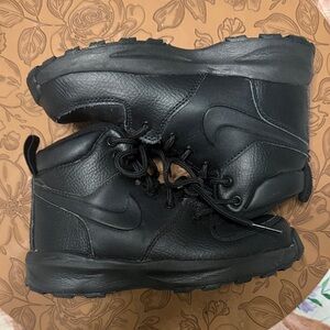 Nike Manoa 13c in like new condition.  Black,  High-Top Boots